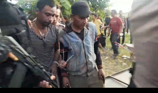 Polisi mengamankan sejumlah orang diduga pelaku penjarahan. [Istimewa]